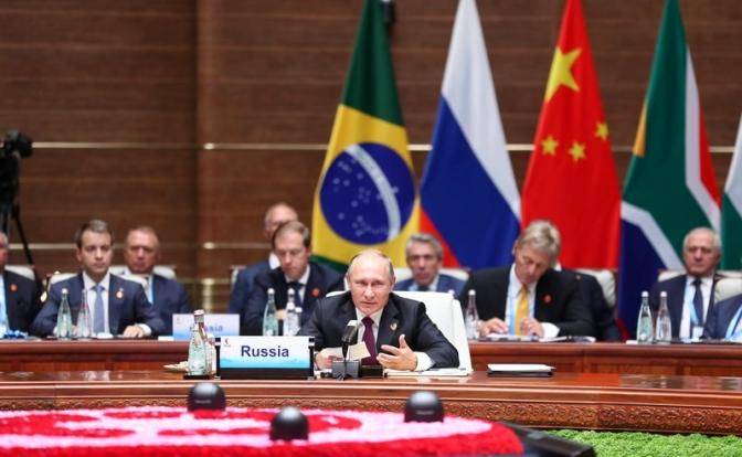 БРИКС — сила: Члены НАТО и нефтяные короли возмечтали вступить в «новую ООН» БРИКС — сила: Члены НАТО и нефтяные короли возмечтали вступить в «новую ООН»