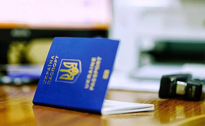 $100 за украинский паспорт: Кто и зачем покупает книжицу с трезубцем