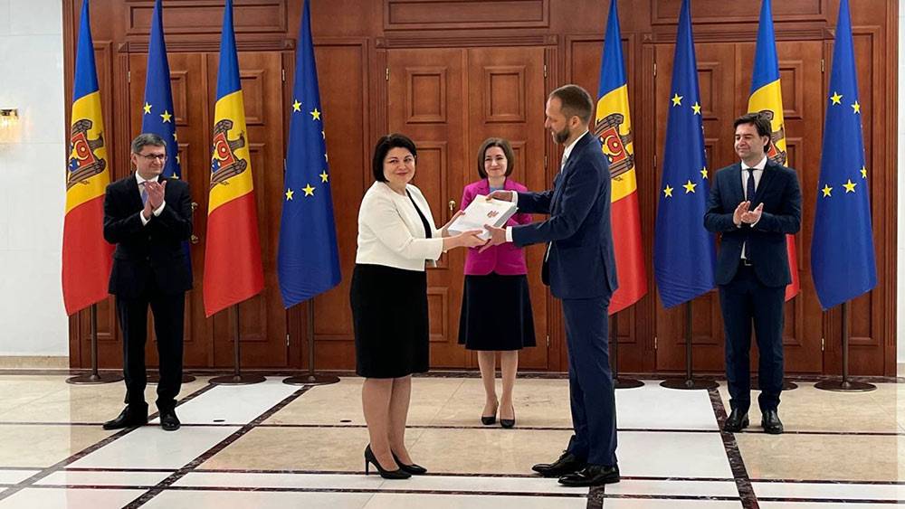 Молдове придется отрабатывать статус кандидата в ЕС. В том числе русофобией