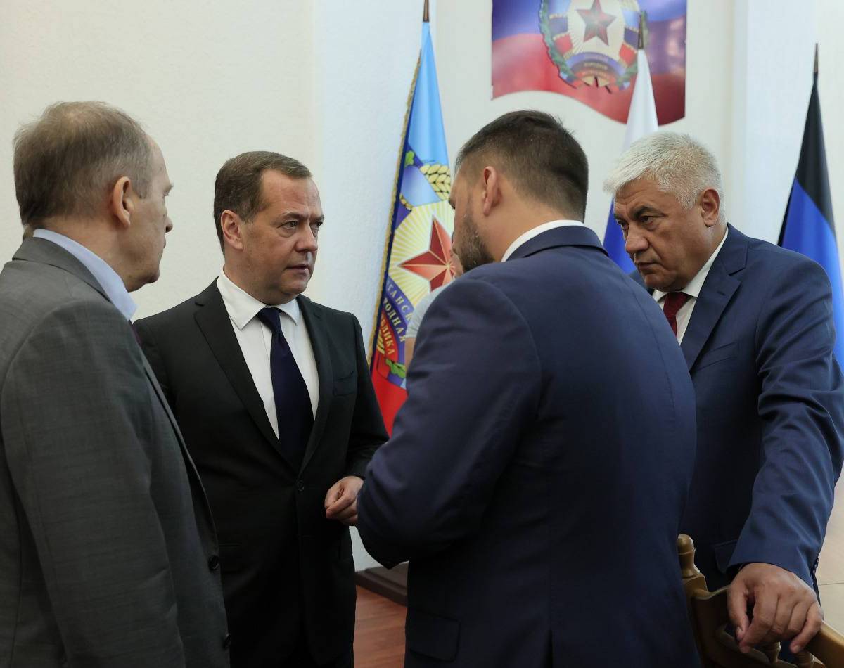 Медведев посетил ЛНР по поручению Путина