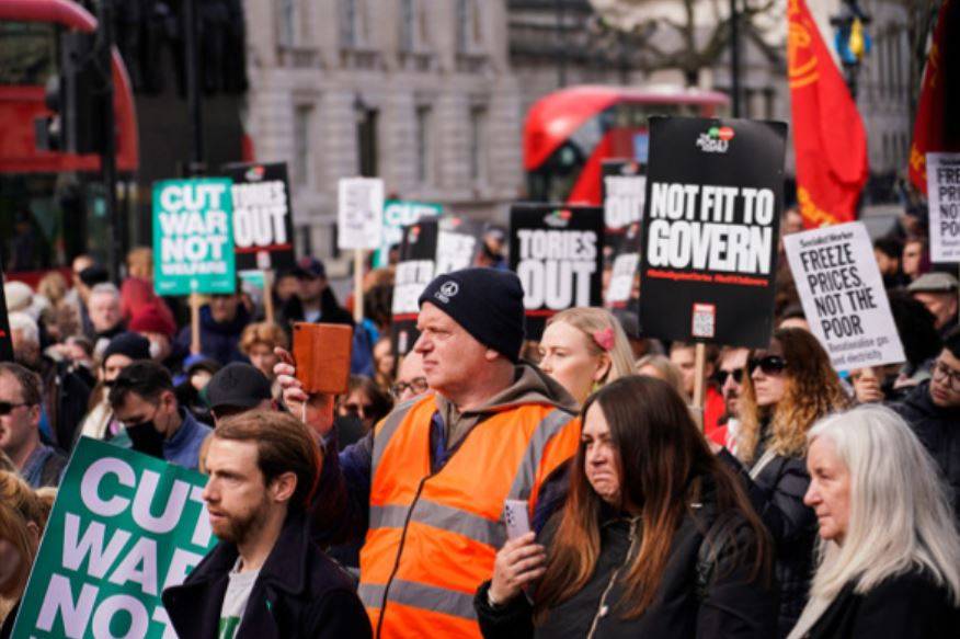 Великобританию накрыла волна протестов против роста счетов за электроэнерги