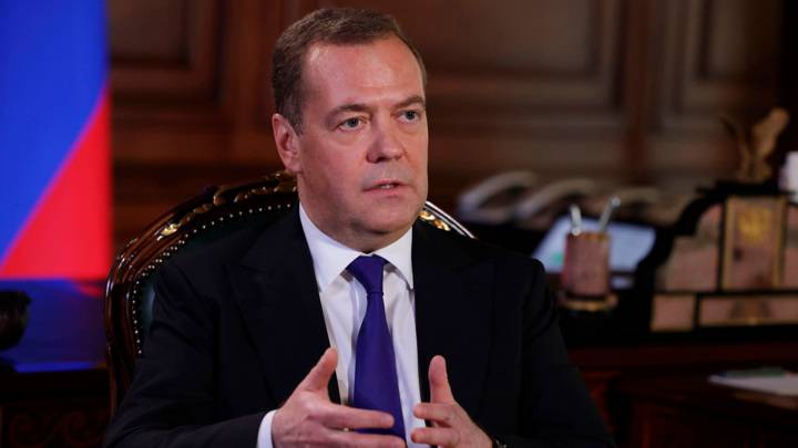 Медведев: Европа собирается строить демократию для безумных
