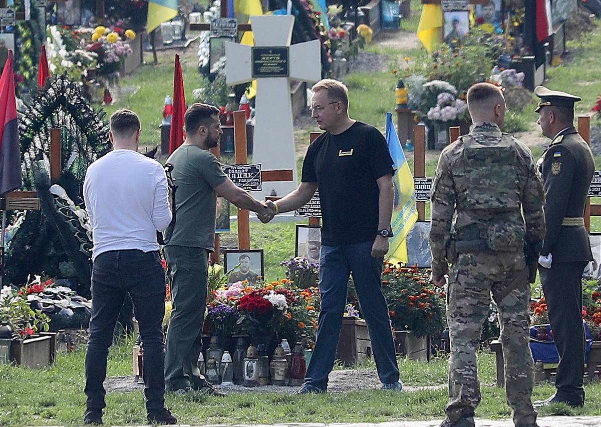 На могилах «погибших в войне с Россией» установлены красно-черные флаги
