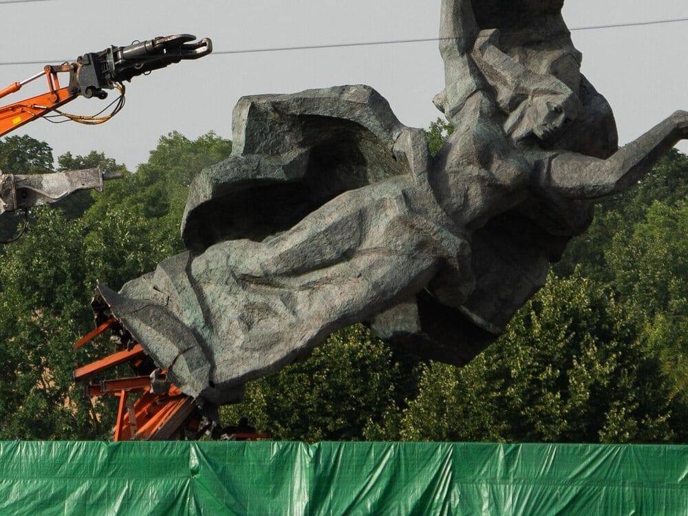 Расправа наследников гитлеровских коллаборантов с «Солдатами Победы» Расправа наследников гитлеровских коллаборантов с «Солдатами Победы»