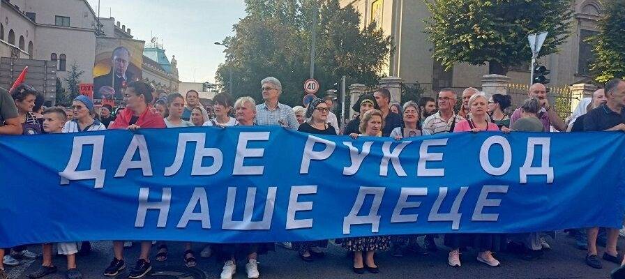 Портрет Путина и знамёна РФ: в Белграде прошёл Крестный ход
