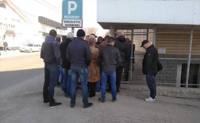 Возле посольства Украины опознаны бежавшие из Крыма