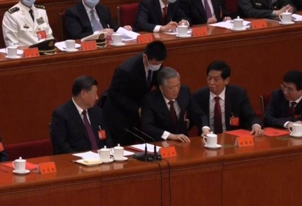 Кадры с XX съезда КПК с выводом из президиума Ху Цзиньтао обсуждают в сети