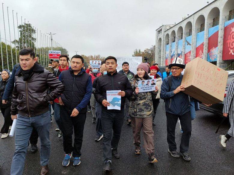 Протесты вокруг Кемпир-Абада: политический кризис в Кыргызстане Протесты вокруг Кемпир-Абада: политический кризис в Кыргызстане