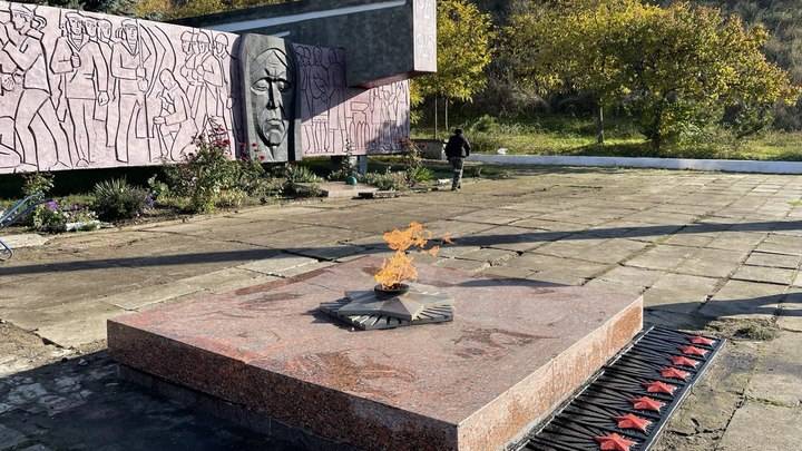 В освобождённых городах Украины снова горит Вечный огонь