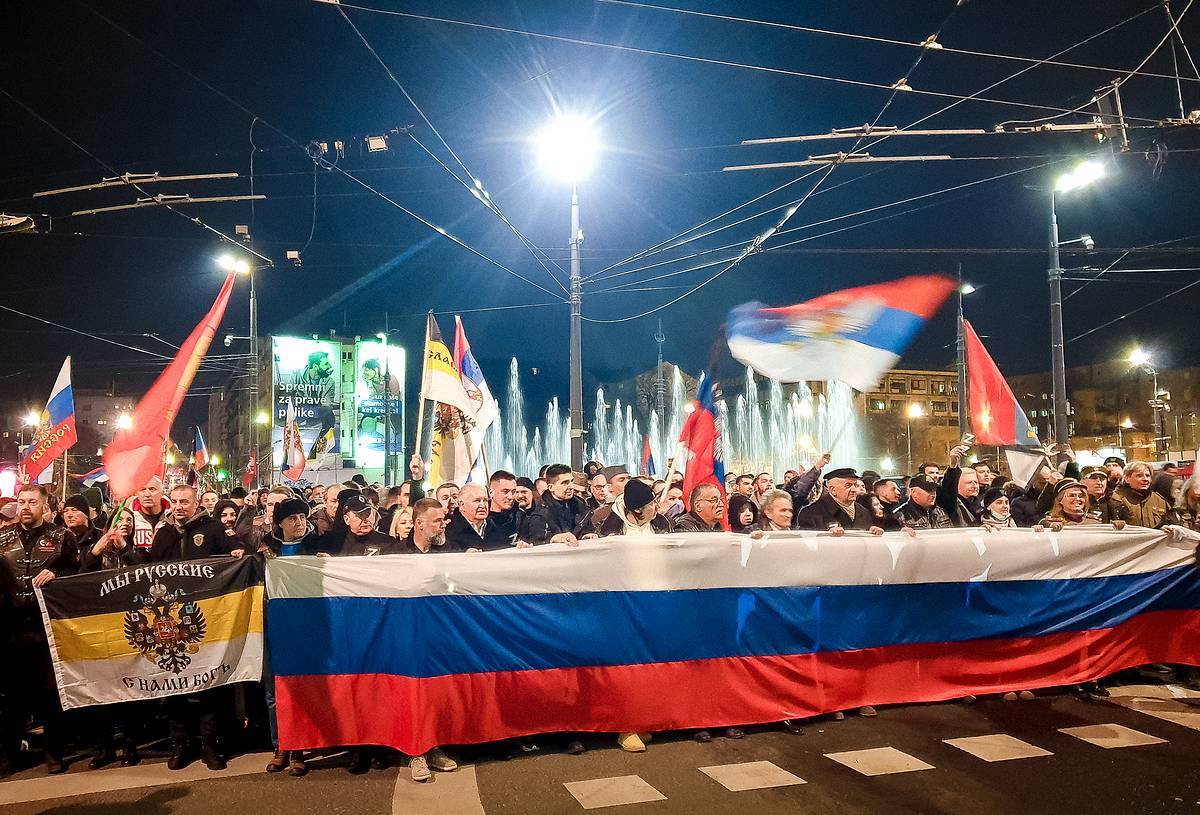 Сербы не меняют своё отношение к России и всё меньше хотят в ЕС
