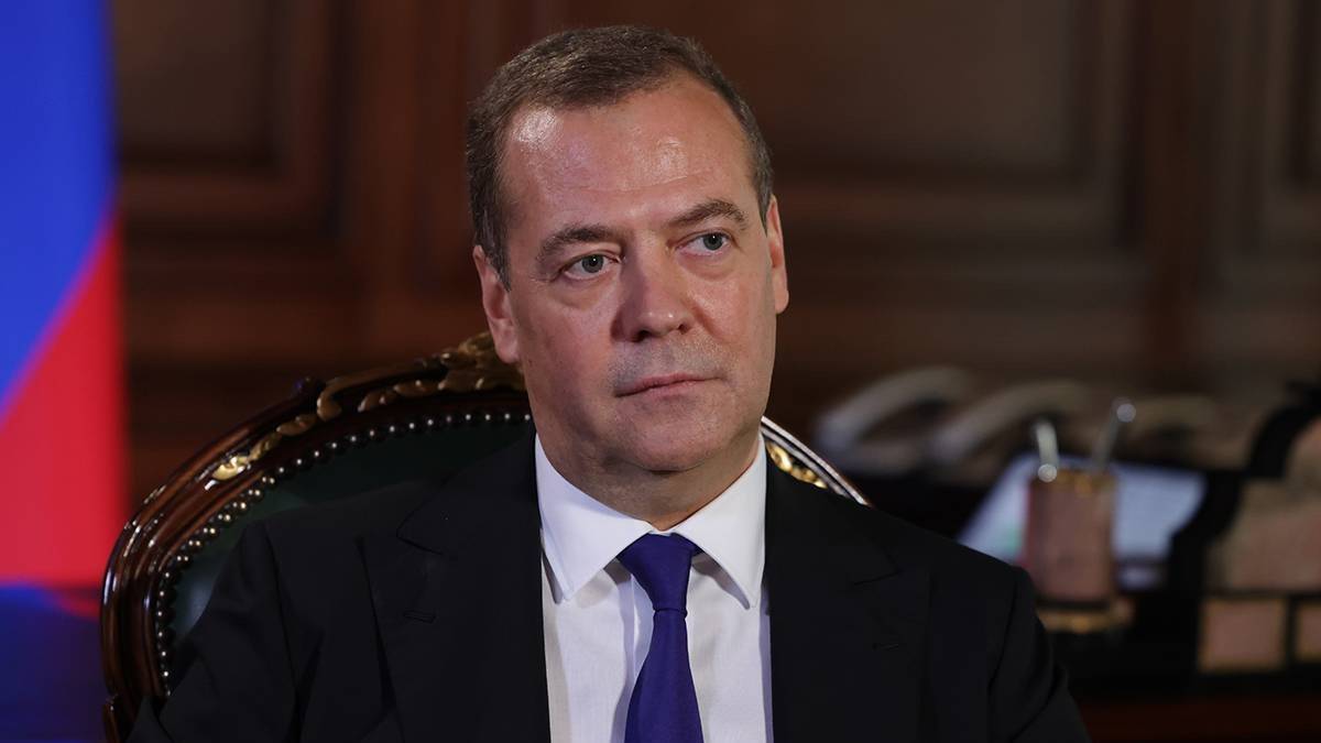 Медведев: В России нужно вернуть смертную казнь для предателей