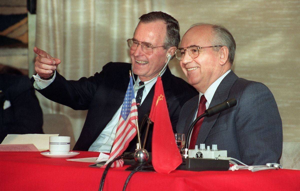 Как Горбачёв с Бушем «заканчивали» холодную войну