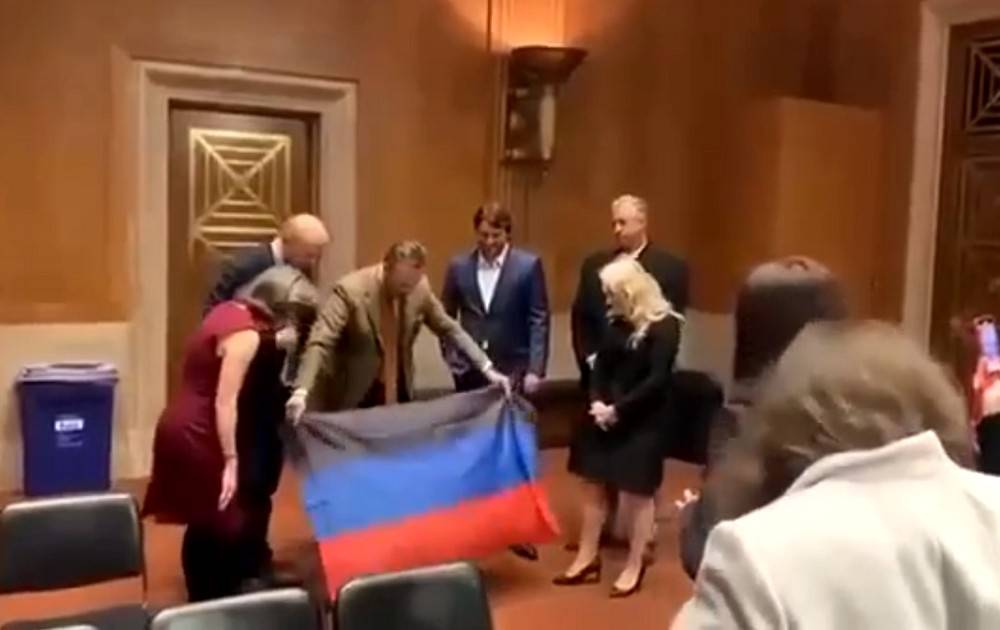В Конгрессе США надругались над флагом ДНР, вытерев об него ноги