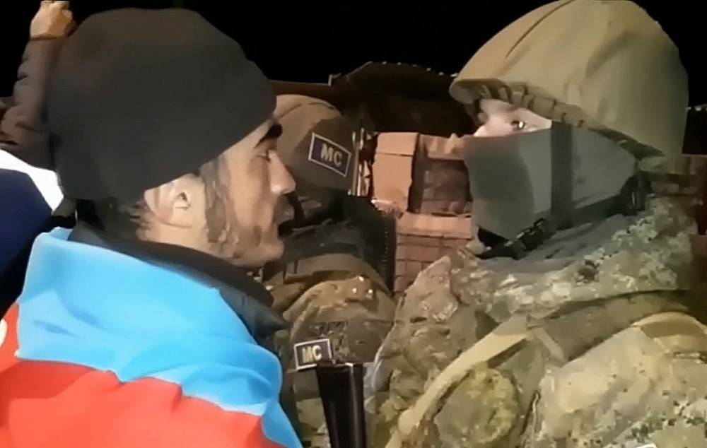 Толпы азербайджанцев продолжают провоцировать российских военных в Карабахе