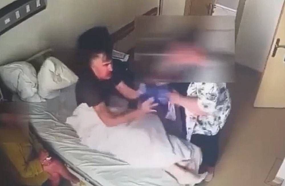 Камера наблюдения засняла неадекватное поведение Саакашвили в больнице