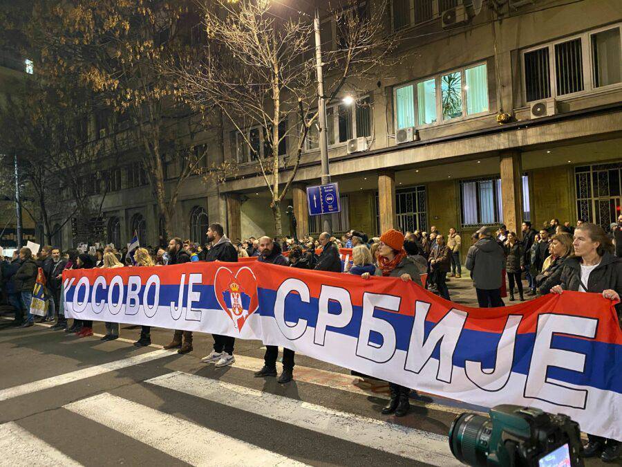 Сербы в Белграде вновь вышли на митинг в поддержку Косово и Донбасса