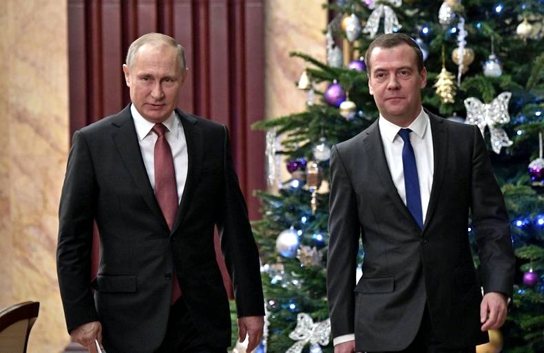 Владимир Путин пытается вернуть Медведева с небес на землю