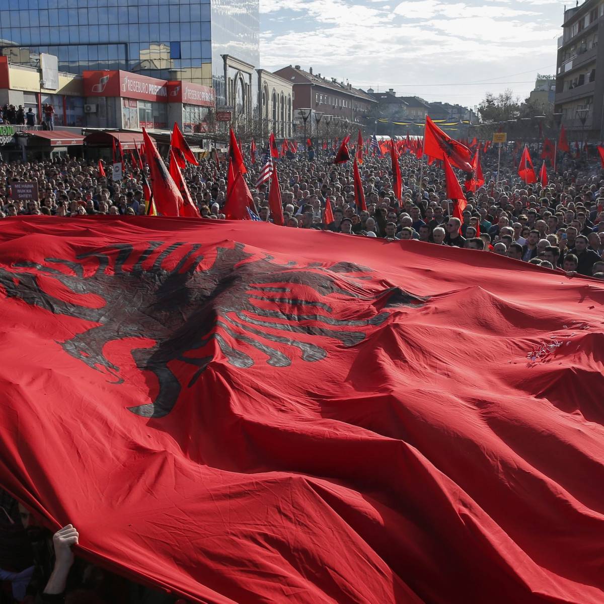 С чем приходится сталкиваться сербам в Албании