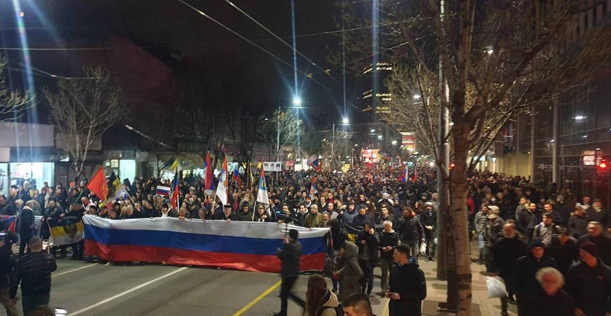 Тысячи сербов вышли на улицы Белграда после слов Вучича о Крыме и Украине
