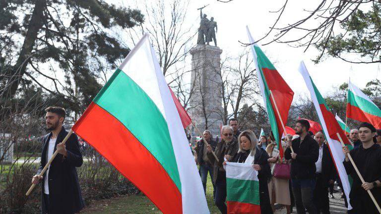 Болгары поднялись на протест против сноса памятника Советской Армии