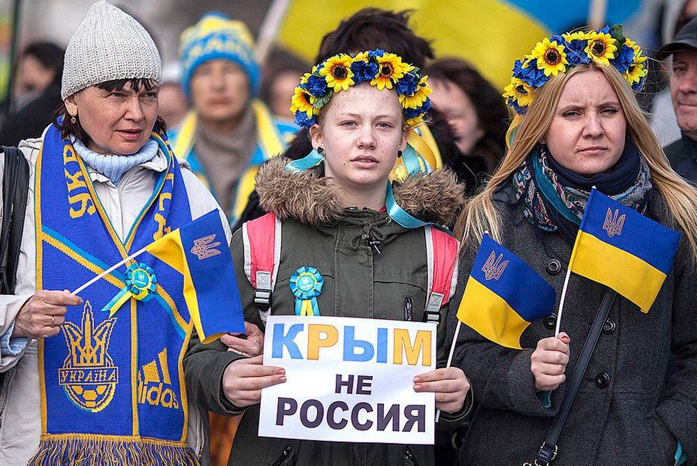 В Крыму заукраинские «ждуны» отказываются вставать при гимне России