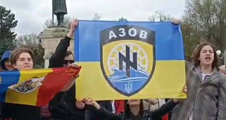 В центре Кишинёва подрались из-за флага террористов «Азова»