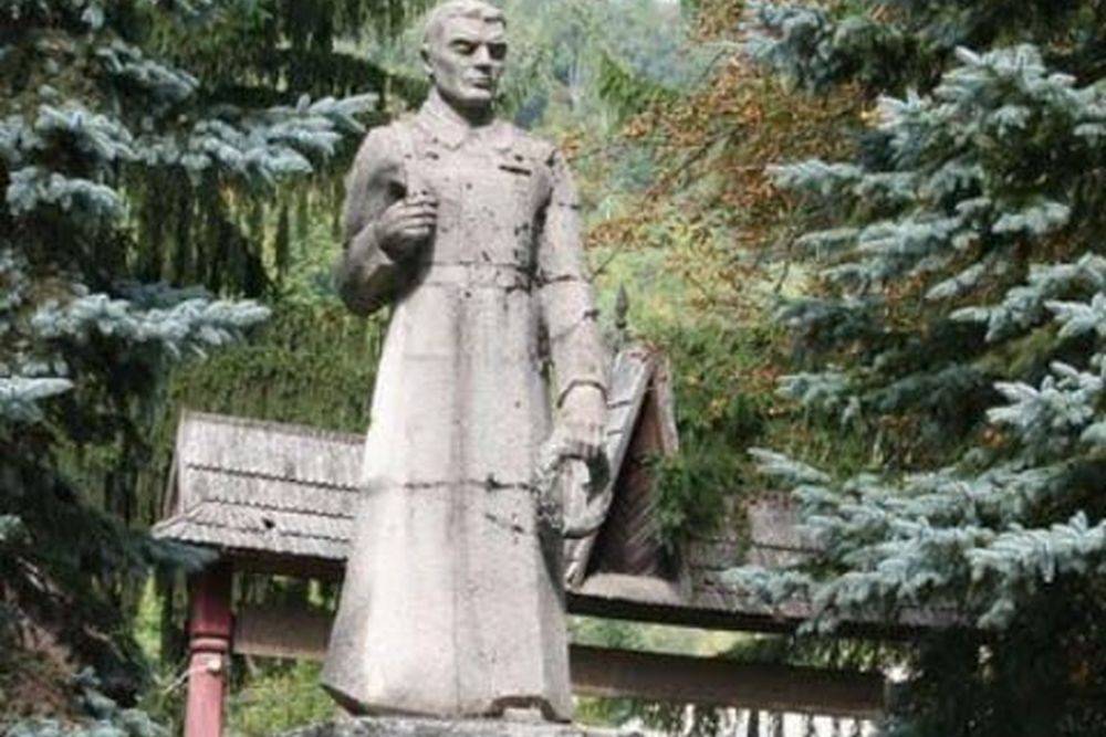 На Закарпатье односельчане отстояли памятник воинам-освободителям