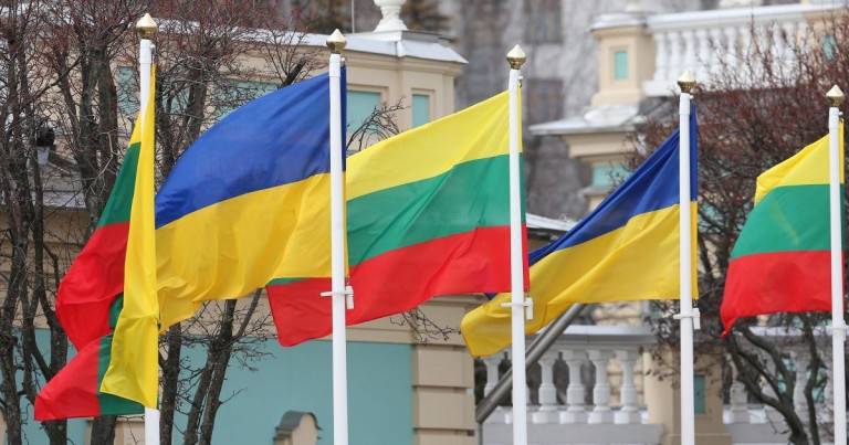 Литва не готова проститься с украинским флагом