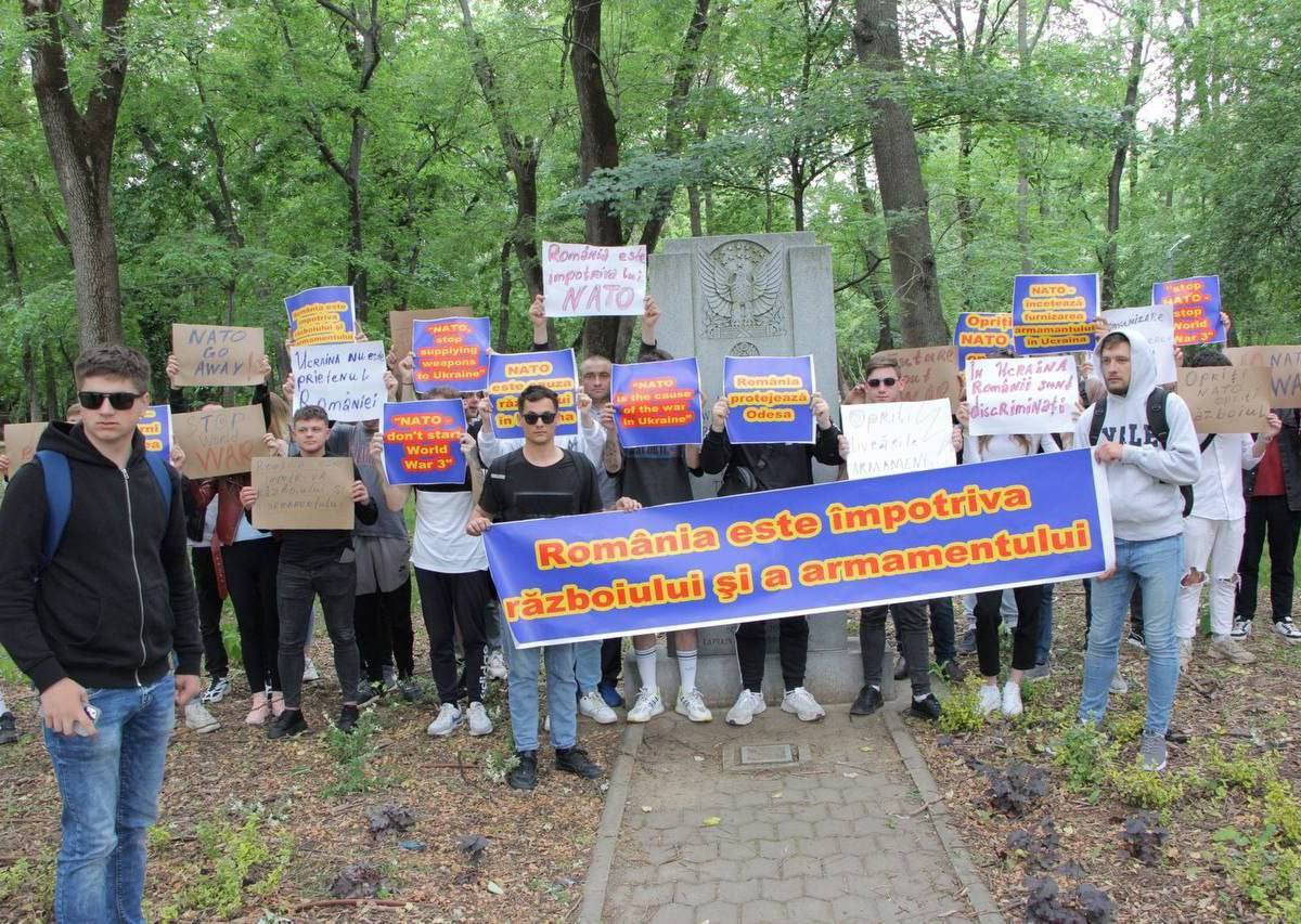 В столице Румынии молодежь провела пикет против поставок оружия на Украину