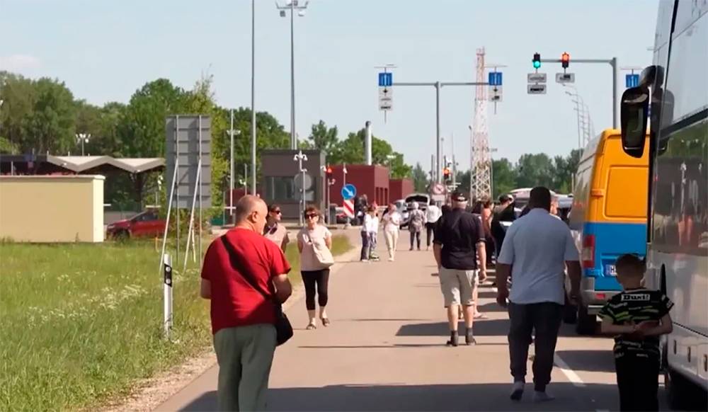 Украинцы выстроились в огромную очередь на въезд в Россию