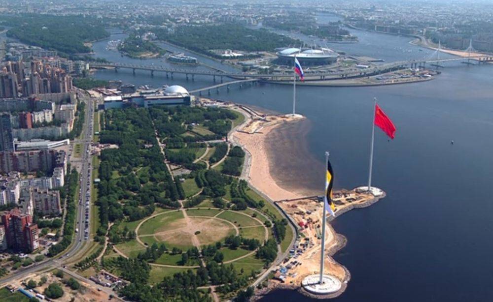 Путин поприсутствовал на поднятии трех государственных флагов в Петербурге
