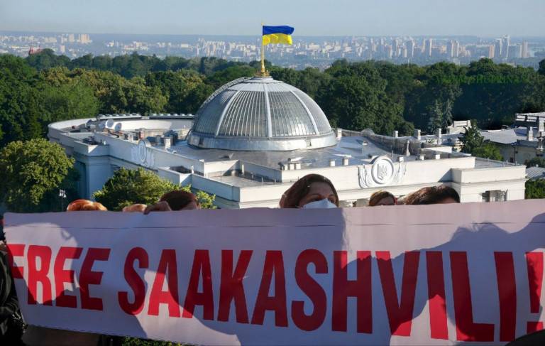 Для чего Киев требует помиловать Саакашвили?