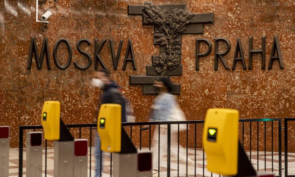 Украинка потребовала от Чехии убрать советскую символику из пражского метро
