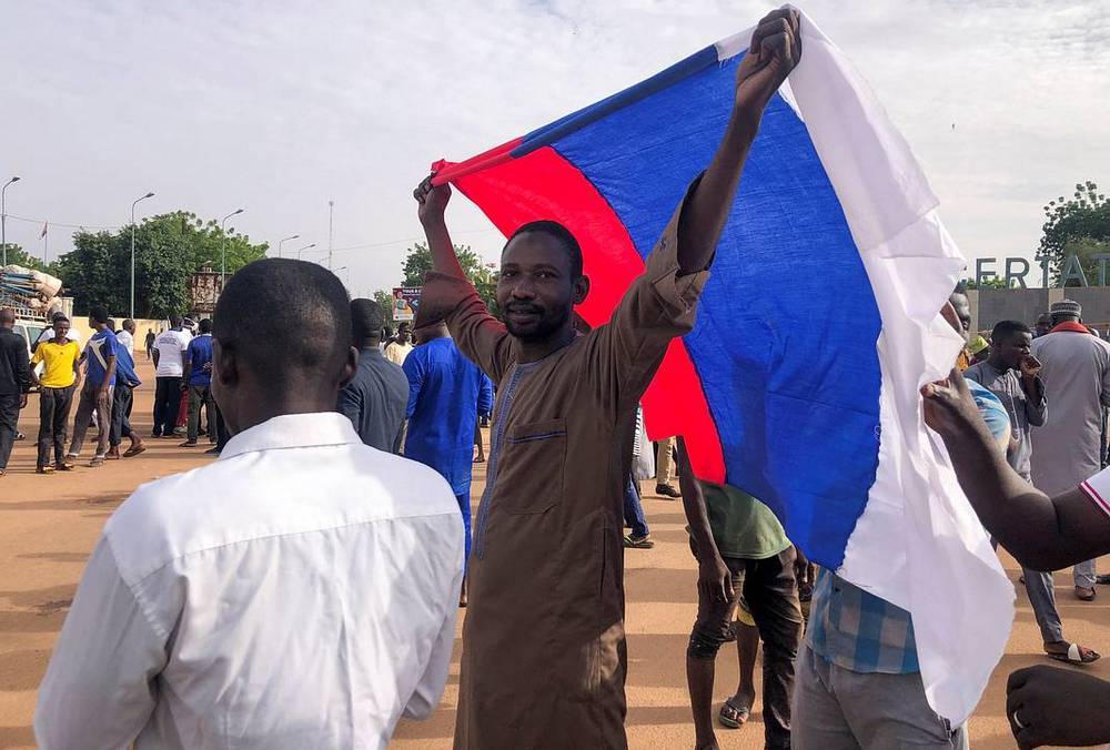 Почему на митингах в Африке появились российские флаги