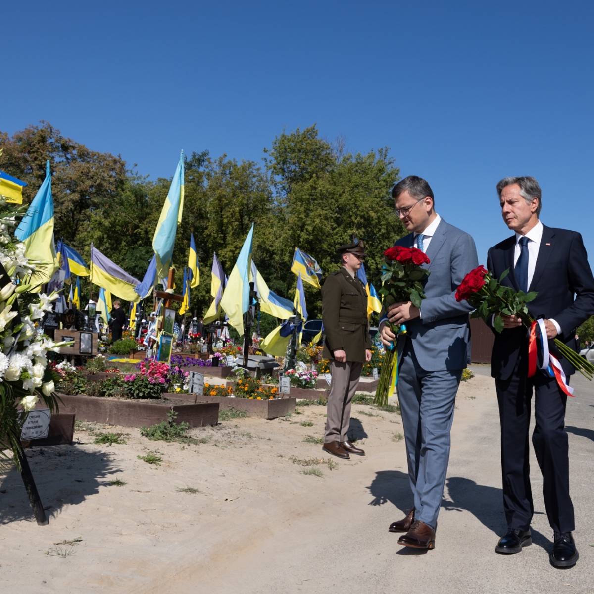 Блинкен в Киеве: на кладбище всё спокойненько