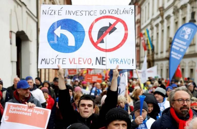 Власть Чехии занята Украиной, а народ бастует и клянёт власть