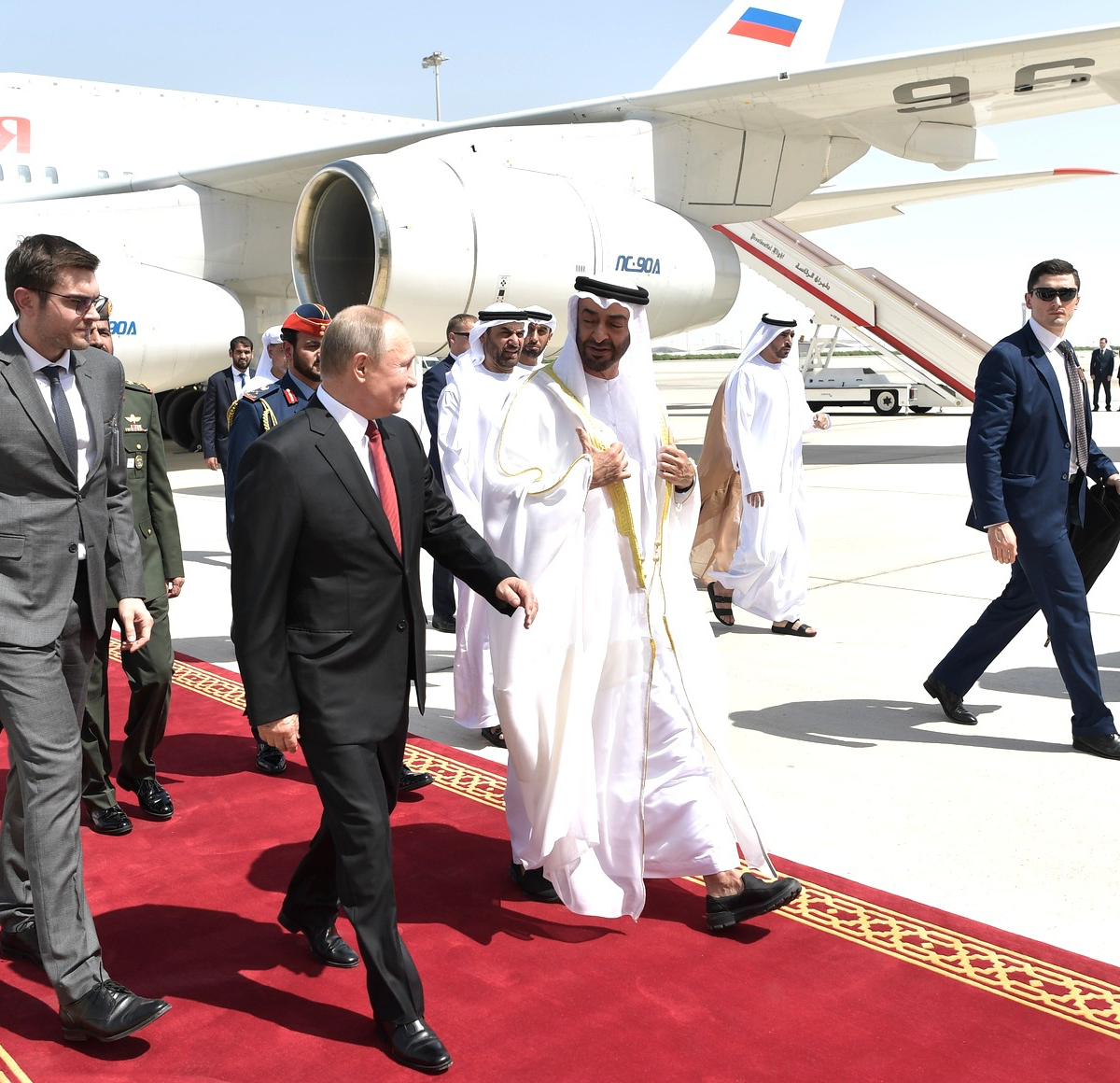 Устойчивые международные позиции: эксперты о визите Путина в ОАЭ