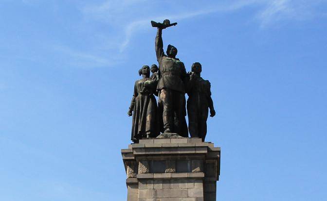 За снос советских памятников европейцев надо давить