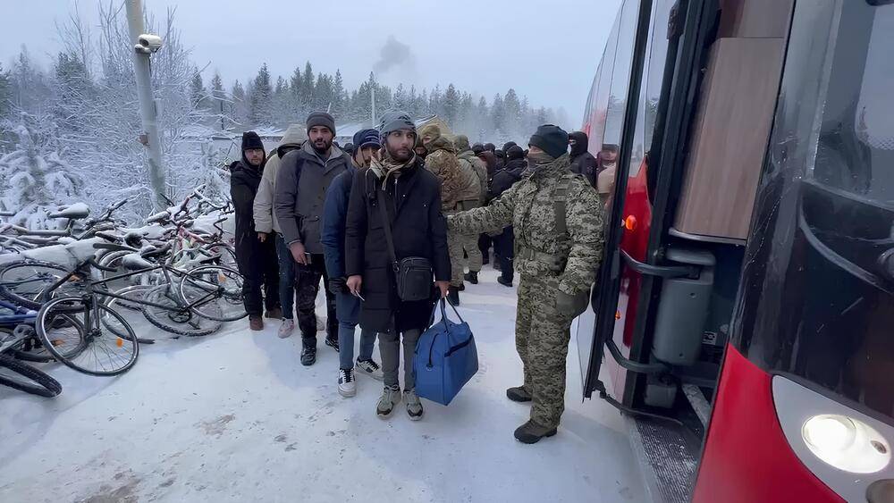 Толпы мигрантов заблокировали границу России и Финляндии