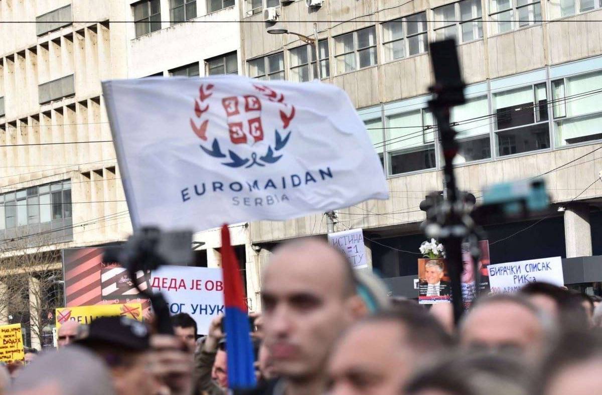 Сербия накануне Нового года: оппозиция развернула флаги «евромайдана»