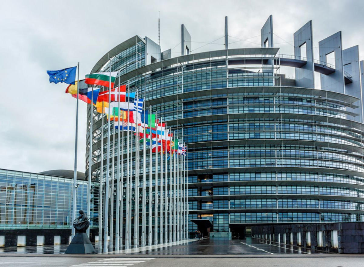 Здание европейского парламента в Страсбурге. Европейский парламент в Брюсселе. Европейский Союз штаб квартира в Брюсселе. Здание европейского совета в Брюсселе.