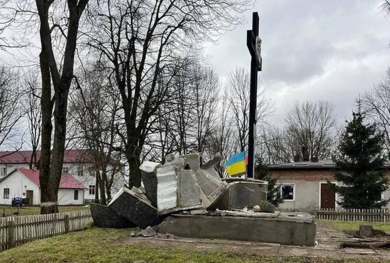 На Львовщине снесли последний памятник советским солдатам