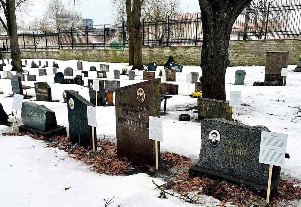 Гробокопатели: власти Эстонии добрались уже до могил советских воинов