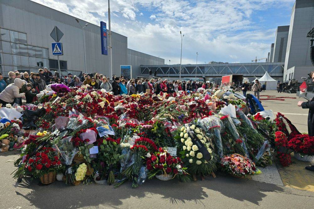 Дипломаты из множества стран возложили цветы к мемориалу возле «Крокуса»