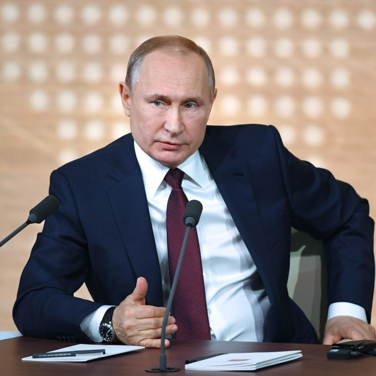 Путин в глазах россиян: мудрый и волевой