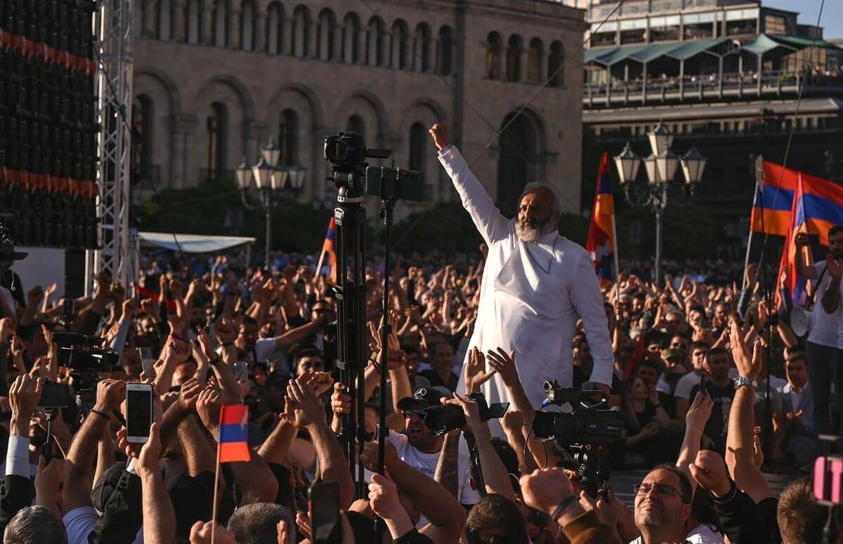 Армянская оппозиция в поисках нового лидера: на арену выходит духовенство