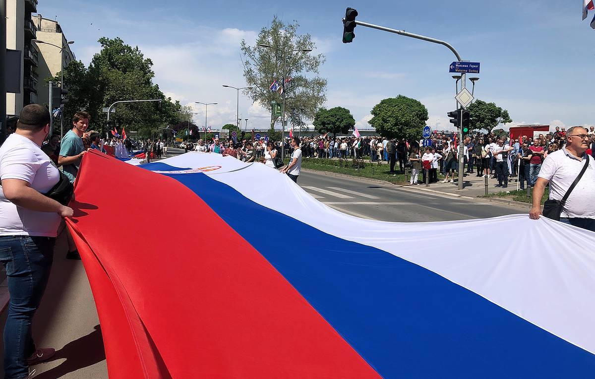 В Сербии пронесли огромный российско-сербский триколор