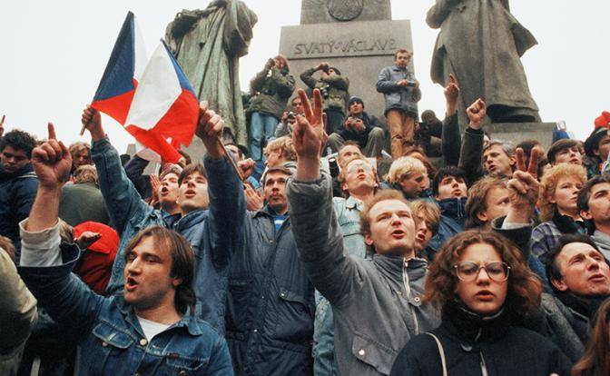 Триумф Запада: 35 лет назад Горбачев умыл руки перед «сливом» союзников