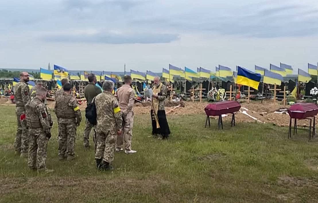 На Украине начали класть в гроб телефон для связи с погибшим военным
