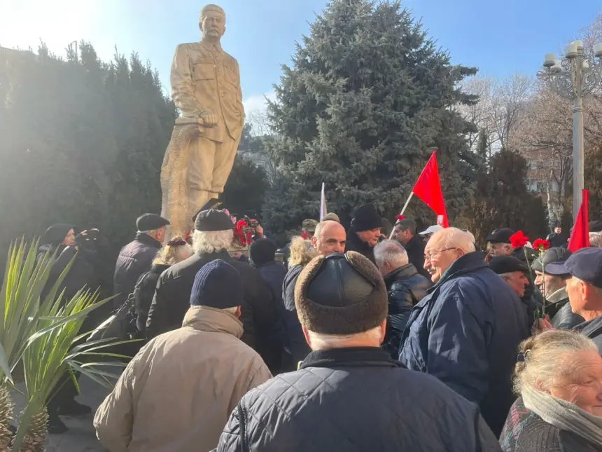 Сталина не трожь! Нет украинизации! - Грузины вышли на митинг